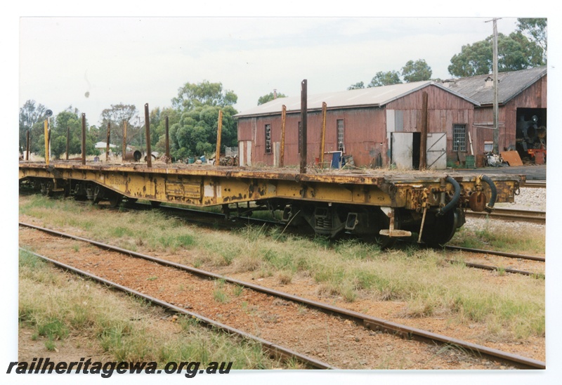 P16144
QU class 25044, yellow livery, Pinjarra, SWR line, side and end view.
