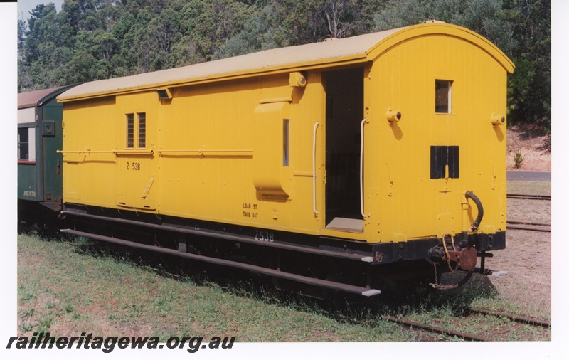 P16147
Z class 538 in yellow livery, Pemberton Tramway ownership, Pemberton, PP lineside and end view.
