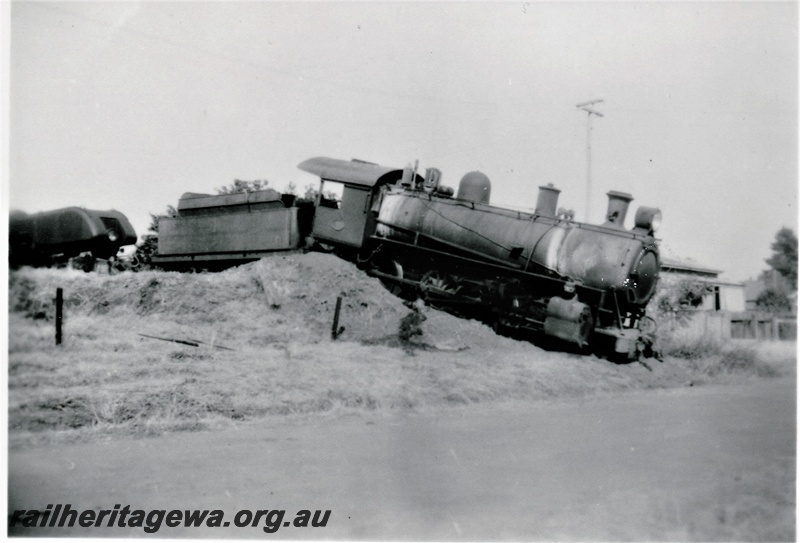 P16149
L class steam loco derailed at Brunswick Junction, SWR line, loco overhanging the end of the track. An ASG class loco in the background. (ref: 