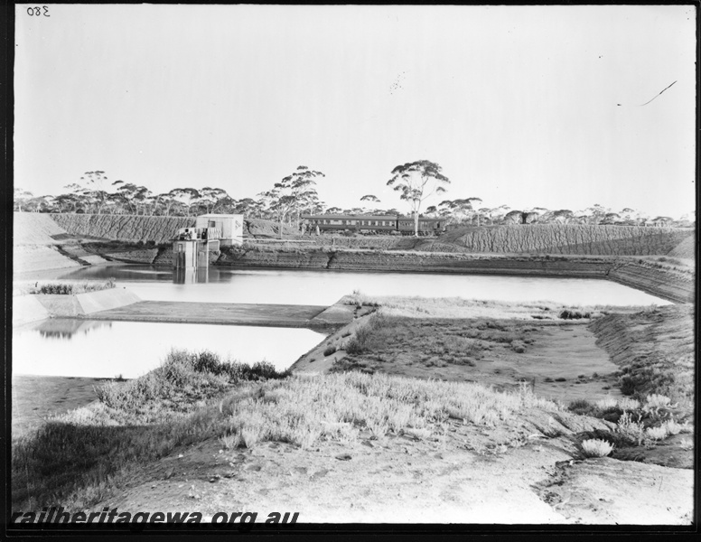 P16183
Commonwealth Railways (CR), Commissioners inspection train, adjacent to reservoir, Zanthus, TAR line, c1920
