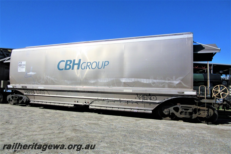 P16192
CBH Group standard gauge grain hoper, CBHS class 01040H passing through the Rall Transport Museum enroute to UGL, side view
