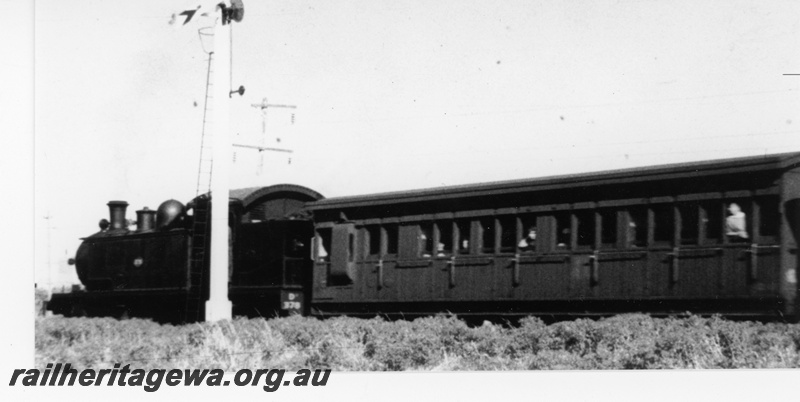 P16211
DS class 378, hauling side door passenger carriage with guards compartment, signal, Buckland Hill, side and rear view
