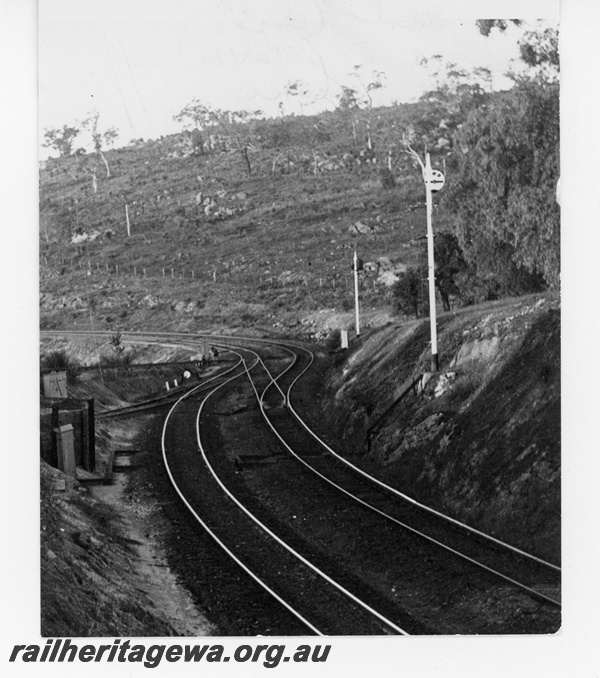 P16214
Crossover on main line, emergency runaway track off to the left, signal, south of Swan View station, ER line
