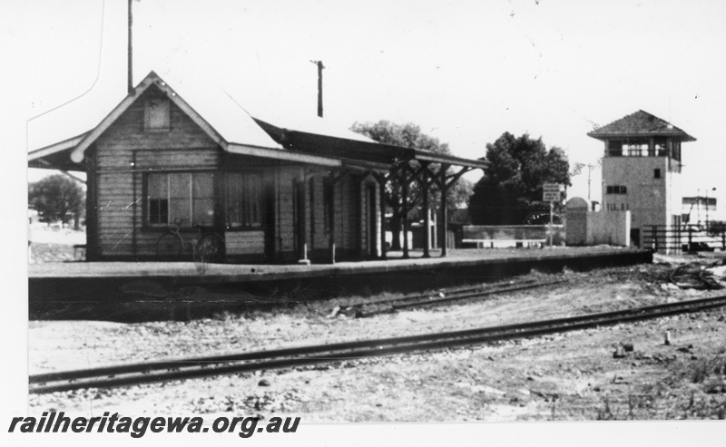 P16219
Station building, platform, signal box, Rivervale, SWR line
