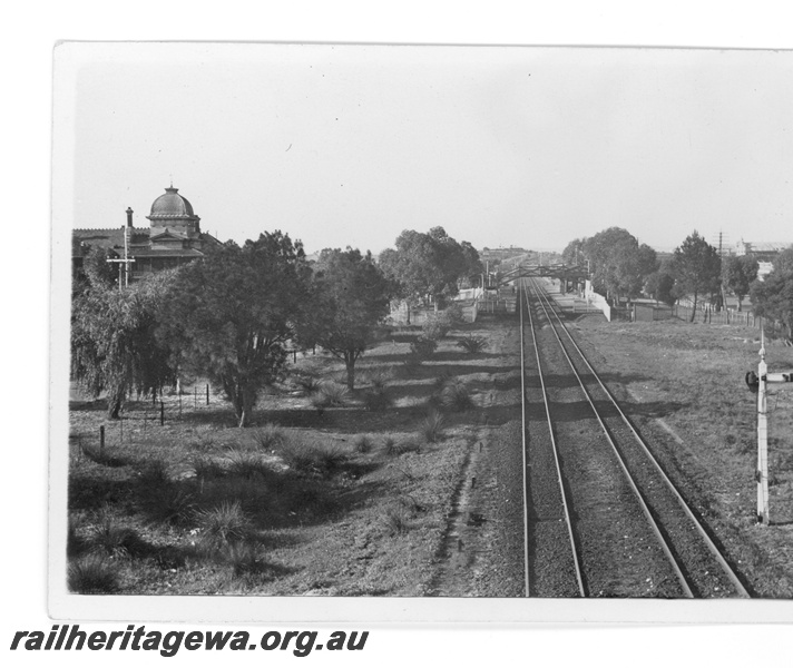 P16223
Station platforms, overhead footbridge, Peninsula Hotel, signal, Maylands, ER line, view looking east
