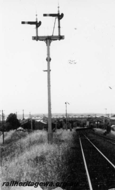 P16225
Bracket signal, overhead footway, Bayswater, ER line, trackside view
