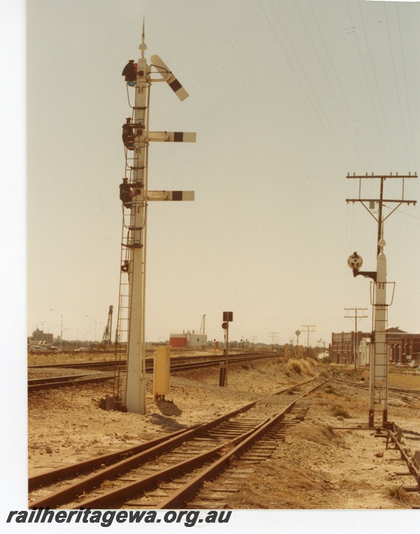 P16234
Semaphore signal with three arms, signal post with disc, Fremantle, ER line
