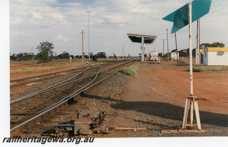 P16239
Diesel fuelling point, crossover, green arrow signal, road tanker, demountable building, Parkeston, TAR line
