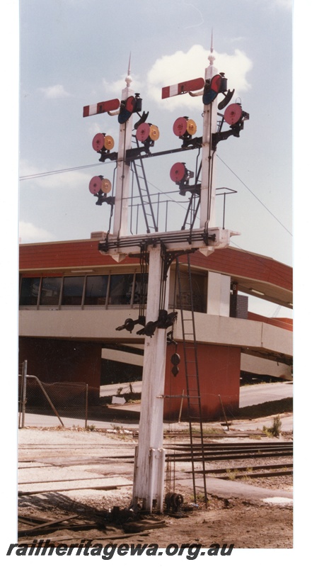 P16240
Bracket signal, eastern end of Perth city station, trackside view
