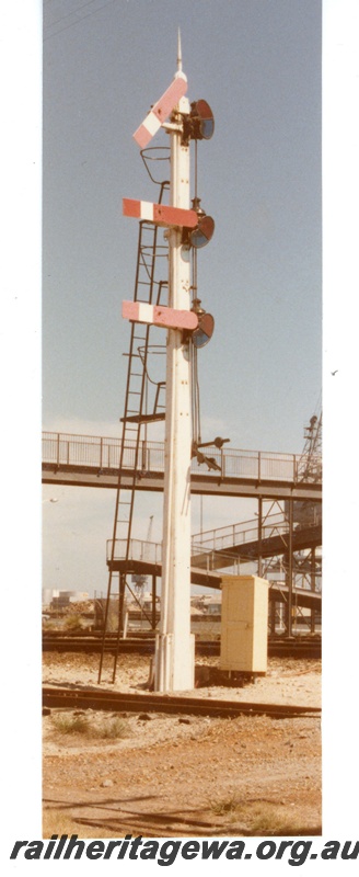 P16243
Semaphore signal with three arms, overhead footbridge, Fremantle, ER line
