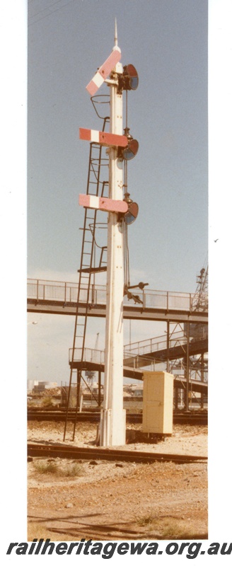 P16243
Semaphore signal with three arms, overhead footbridge, Fremantle, ER line
