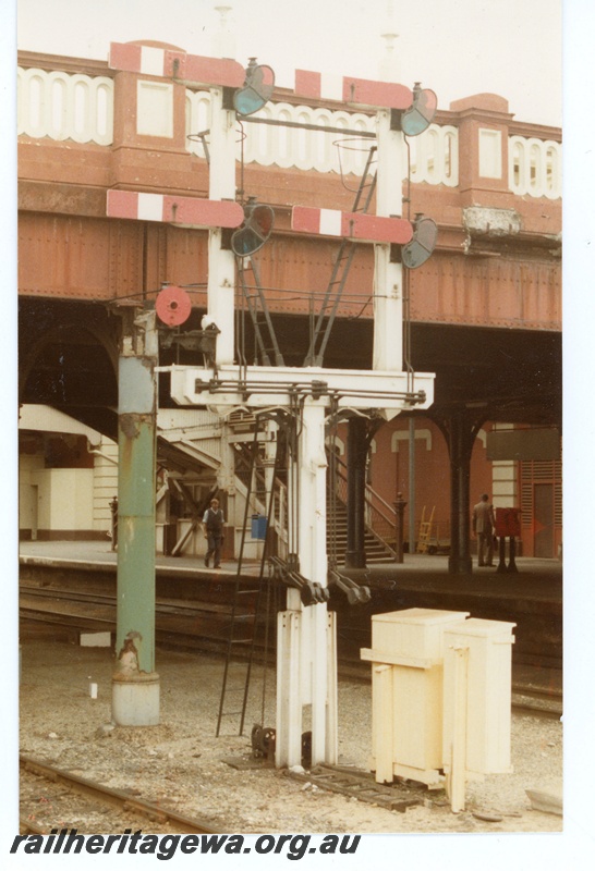 P16251
Bracket semaphore signals, overhead bridge, platform, Perth city station, trackside view
