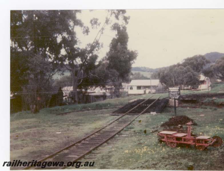 P16264
Gangers' trolley, turntable (60 feet), houses, Toodyay, CM line
