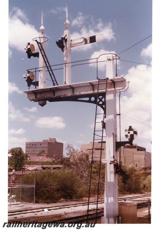 P16265
Bracket signal, signal discs, city buildings in background, Perth, track level view
