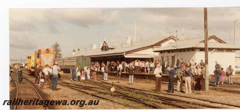 P16296
Bunbury Station with possibly the last Australind to service the station. Y class diesel shunter in view. Interesting there are no high visibility clothing evident.
