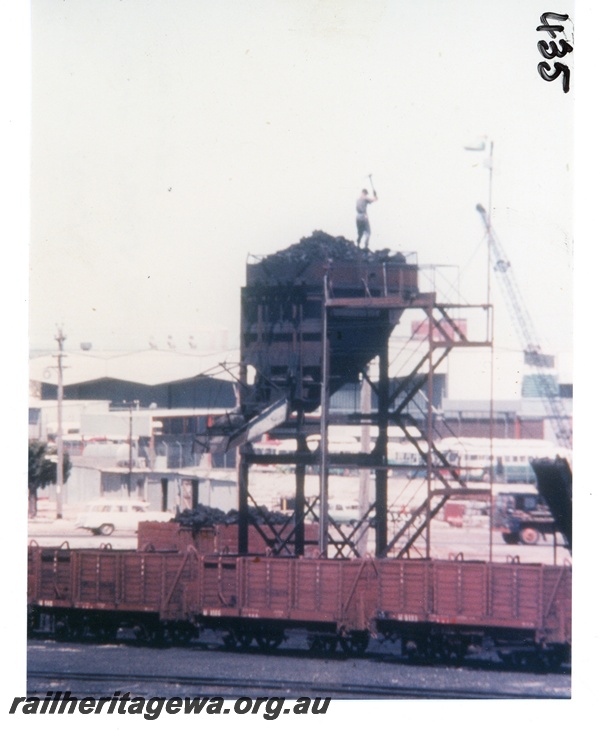 P16316
Rake of empty M class wagons, wagons laden with coal, coaling stage, coal shute, worker on top, temporary steam depot, East Perth, ER line
