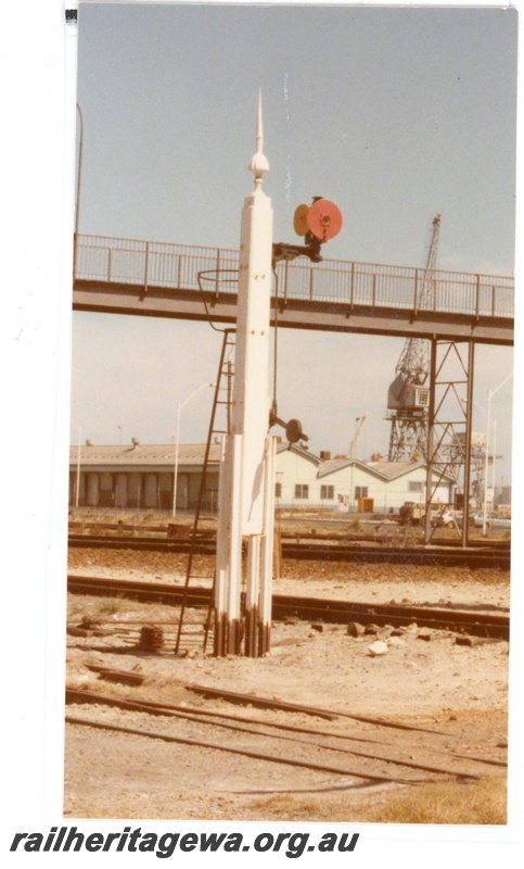 P16329
Disc signal, overhead footbridge, wharf crane, Fremantle, ER line
