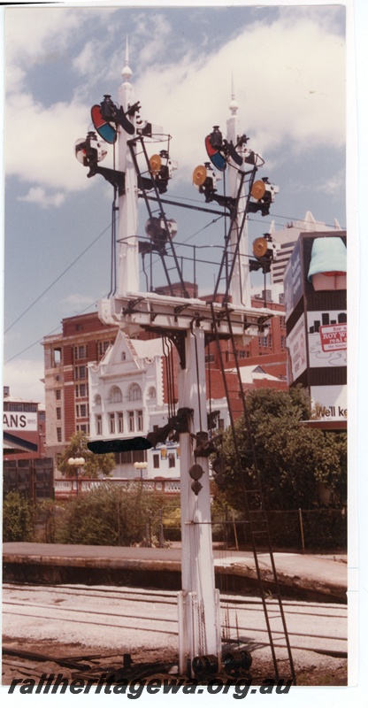 P16334
Bracket signal, platform, road bridge, Perth city station
