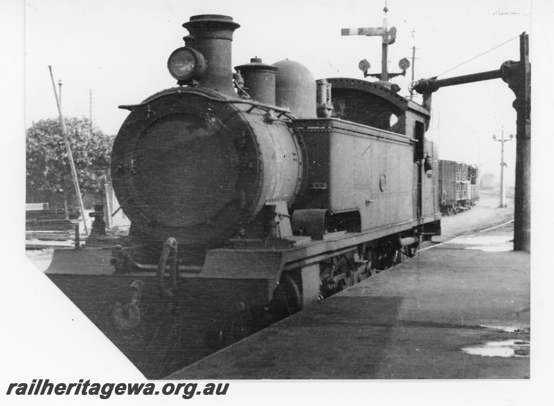 P16423
D class tank loco, taking on water, signal, water column, platform, east end of Claremont station, ER line
