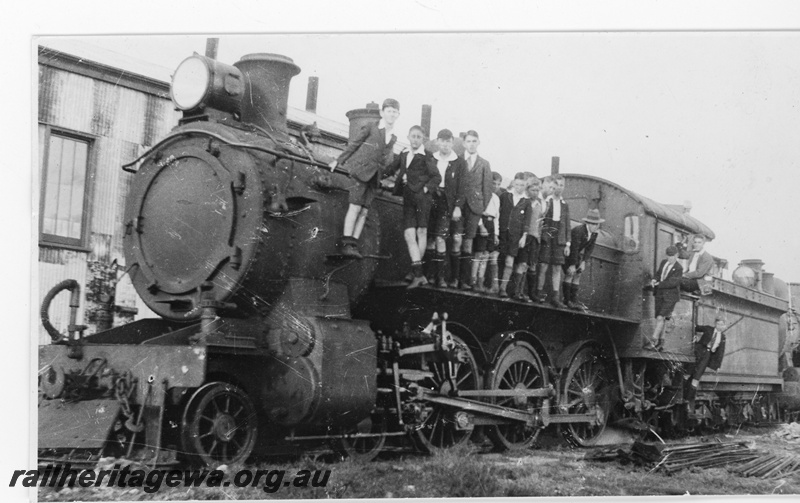 P16436
ES class loco, with many boys on board, Midland Junction, ER line, front and side view. The boys were apparently members of the Maylands Meccano Club and the Hornby Railway Club.
