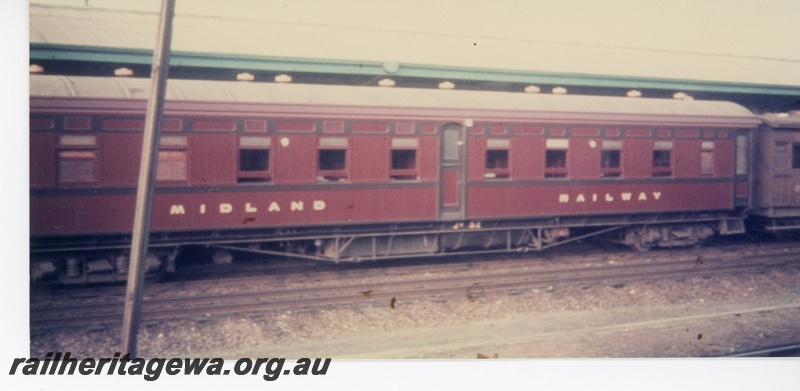 P16488
MRWA JV class passenger car, Perth station, side view
