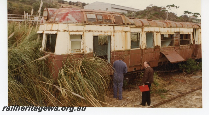 P16497
ADE class 447, in derelict condition, onlookers, Albany, end and side view
