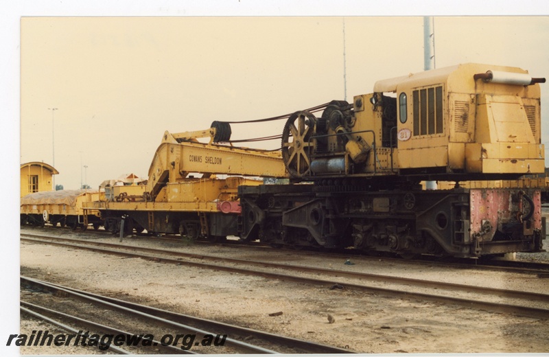 P16518
Cowans Sheldon breakdown crane 31, end and side view
