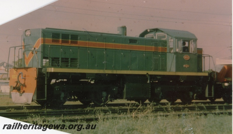 P16542
M class 1852, in green with red and yellow stripe, end and side view
