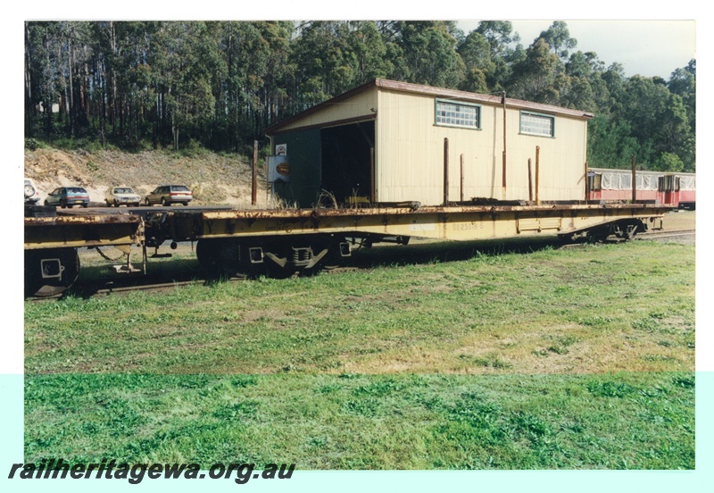 P16584
QU class 25018S wagon, shed, diesel trams, Pemberton Tramway, end and side view
