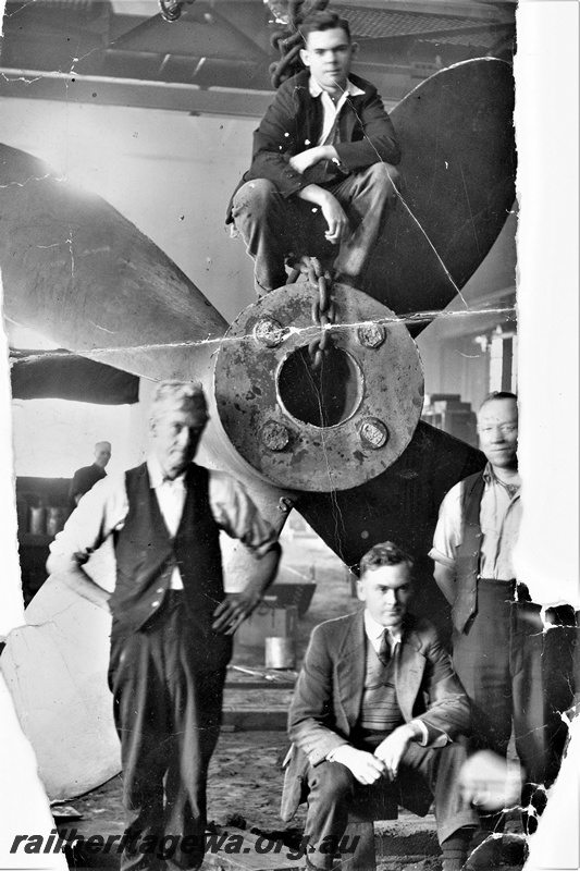 P16602
US corvette propeller, workers, Midland Workshops, c Second World War
