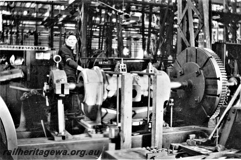 P16604
Machinery, worker, Turner Shop, Midland Workshops, c between World Wars
