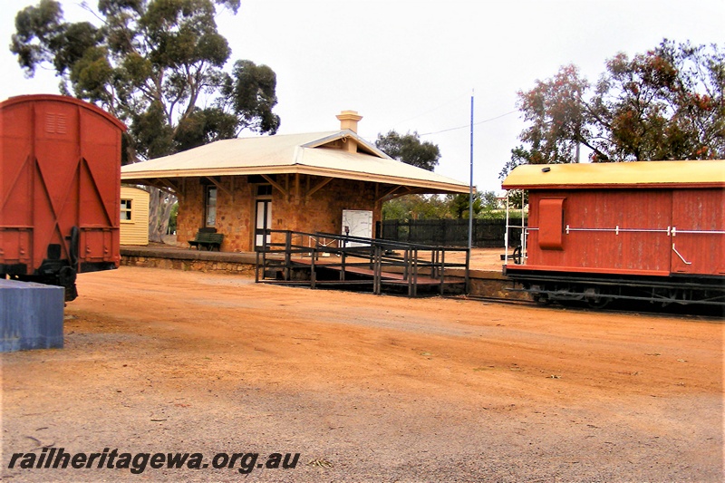 P16612
DC class 22459, end view, ZD class 23 brake van, part side view, station building (Traffic Office), Northampton Railway Precinct, GA line
