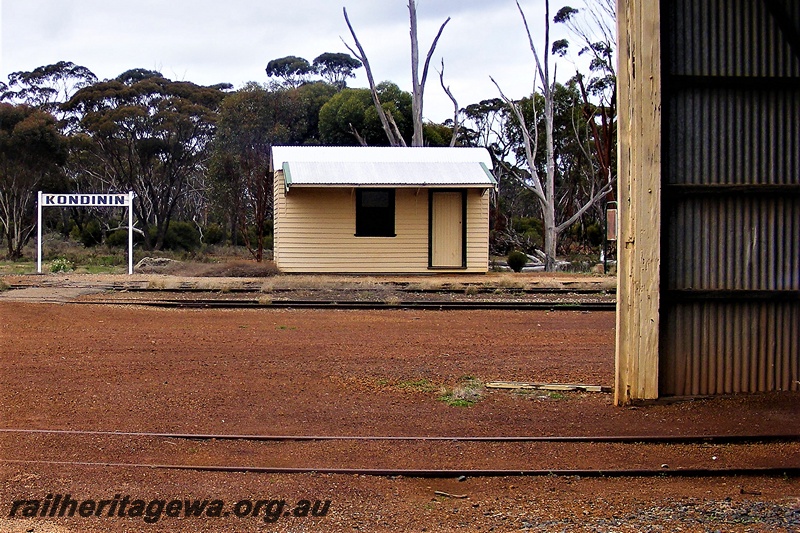 P16614
Station building, station sign, part of goods shed, Kondinin, NKM line
