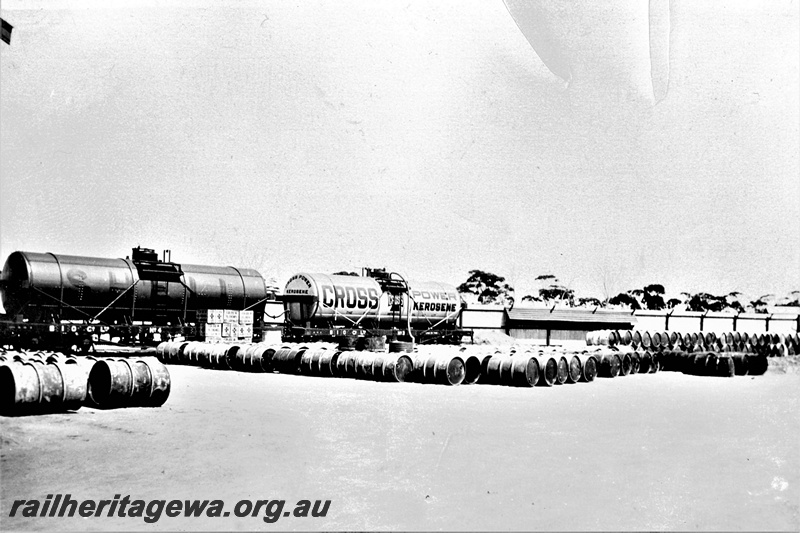 P16616
Shell tanker wagon, Cross Power Kerosene tanker wagon, drums of fuel, Wyalkatchem
