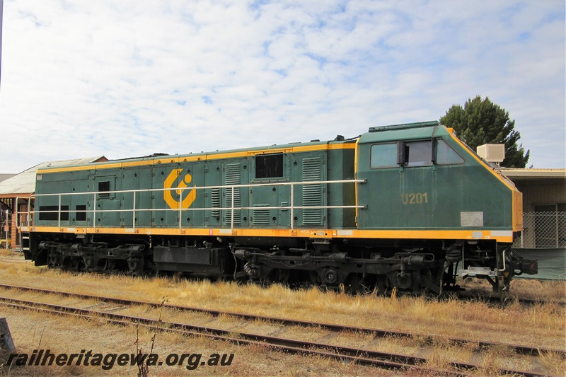 P16620
2 of 3 images of PTA U class 201, in Coote Industries livery, Bassendean loop, side view
