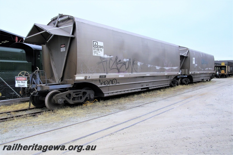 P16640
CBHS class 01081C grain hopper, CBHS class 01040H grain hopper, on UGL loop, Rail Transport Museum, Bassendean, end and side view
