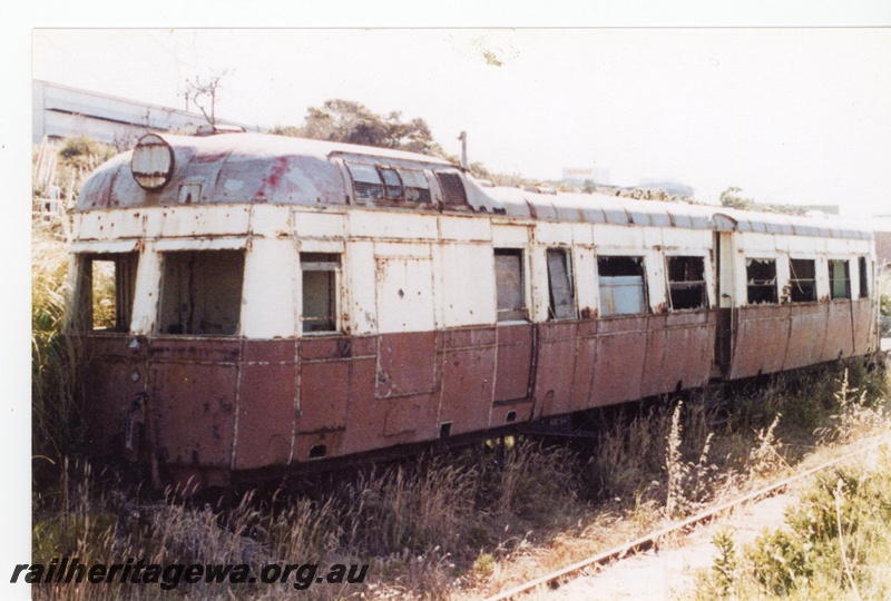 P16647
2 of 4 images of ADE class 44, in derelict condition, Albany Harbour Board, Albany, end and side view
