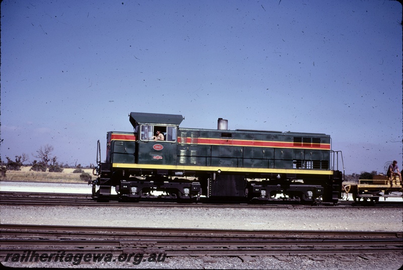 P16676
MA class 1861, in green red and yellow, yellow shunters float, side view
