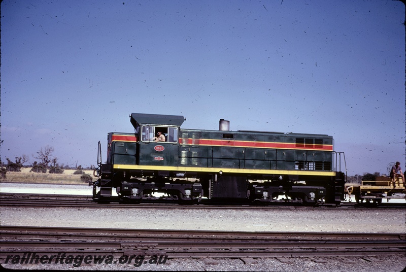 P16676
MA class 1861, in green red and yellow, yellow shunters float, side view
