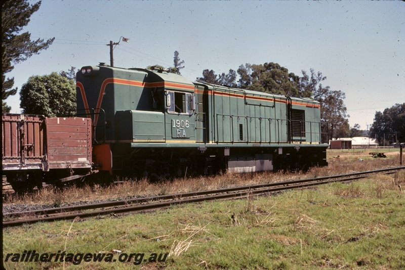 P16683
RA class 1906, in green with red and yellow stripe, brown wooden wagon (part), oval, end and side view

