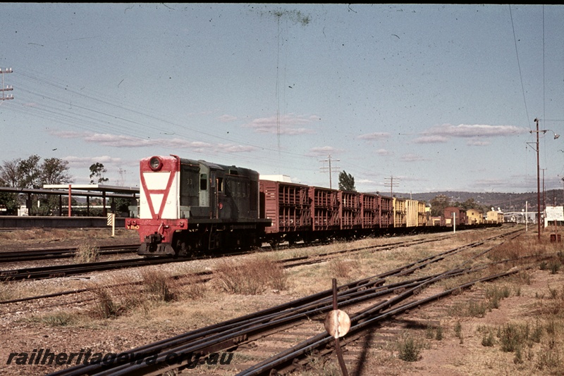 P16684
Y class 1110, in green with inverted red A painted on white end, shunting livestock wagons, station, pointwork, point lever, Midland, ER line, front and side view
