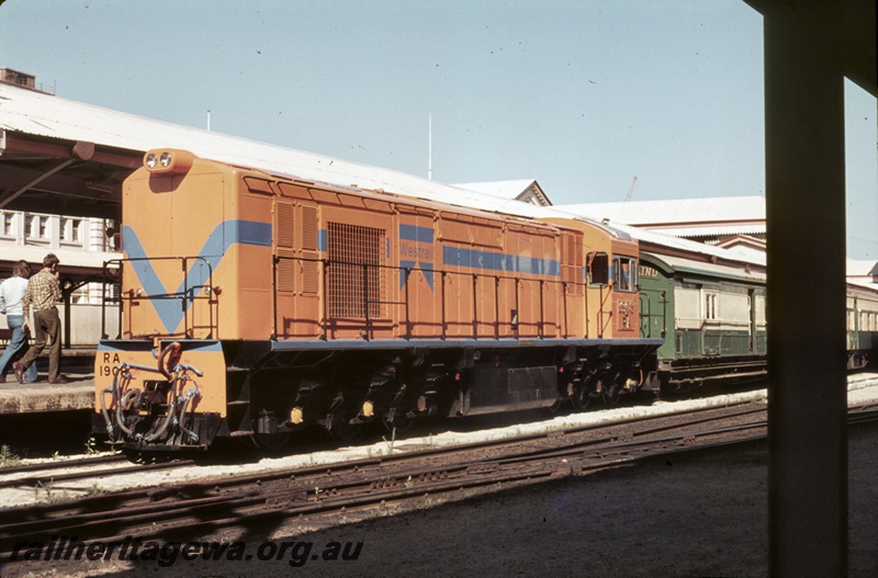 P16685
RA class 1908 in Westrail orange with blue stripe, on 