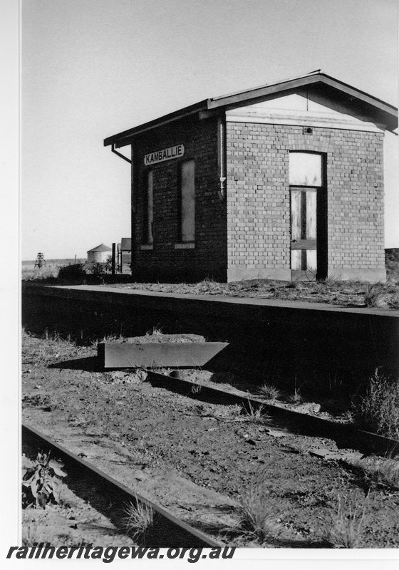 P16694
Platform, building, brick, water tank, Kamballie, B line
