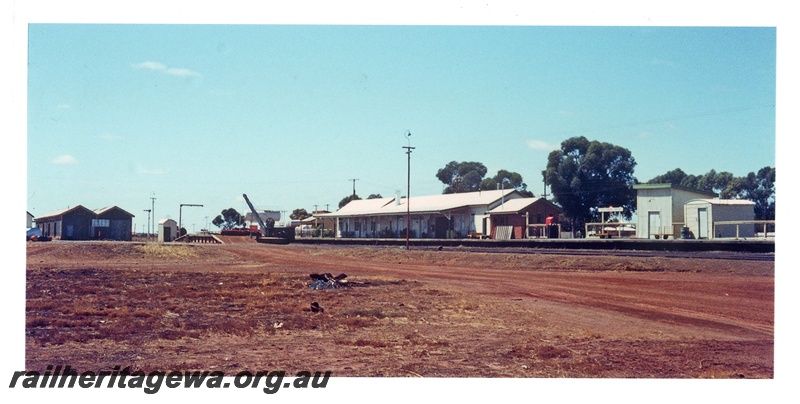 P16697
Long view of Southern Cross station, goods shed, signal, loading ramp, crane, fuel tank, station building, platform, Southern Cross, EGR line
