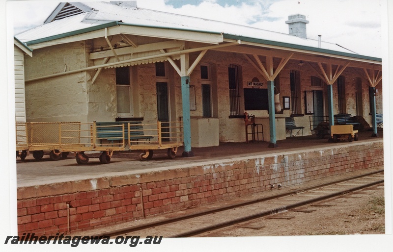 P16706
Platform, canopy, station building, stone and tin, baggage trolleys, scales, seats, Mount Magnet, NR line
