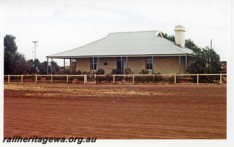 P16708
Station master's house, stone and tin, wide verandas, fenced, Mount Magnet, NR line, view from road
