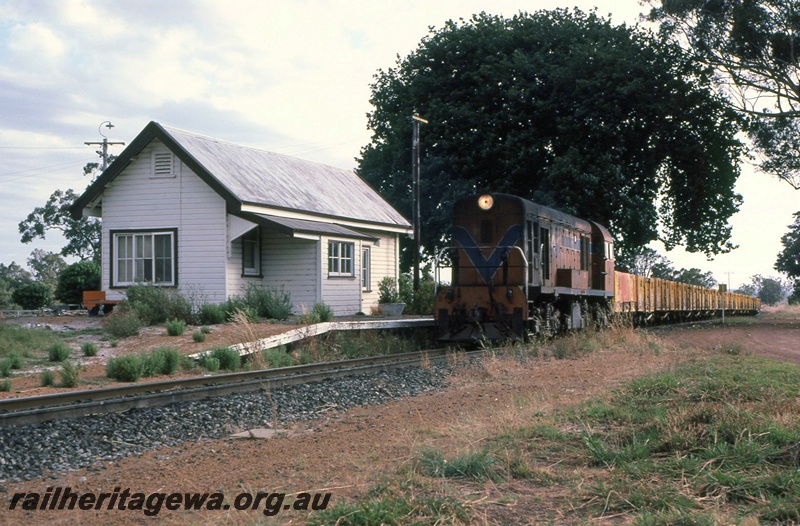 P16722
Westrail G class 51, Westrail orange livery, Boyanup, PP line, Boyanup station building, goods train, empty four wheel wagons.
