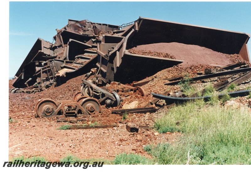 P16770
Mount Newman (MNM) loaded ore train derailment 243-246 km. Loss of 88 ore cars 
