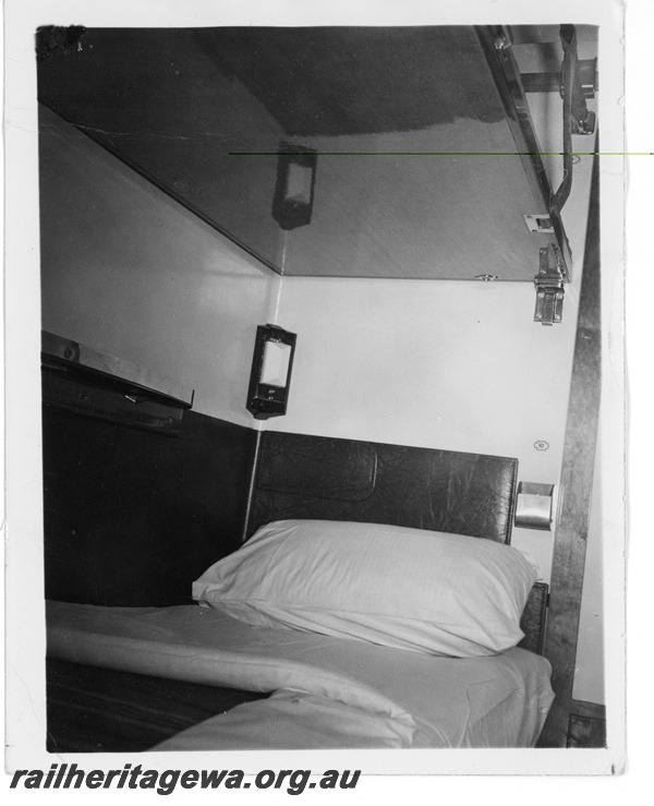 P16774
AQZ class 1st class sleeping carriage, view of a compartment with the bed made up
