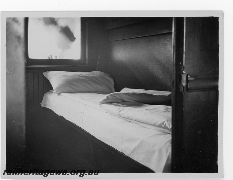 P16775
AQZ class 1st class sleeping carriage, view of a compartment with the bed made up
